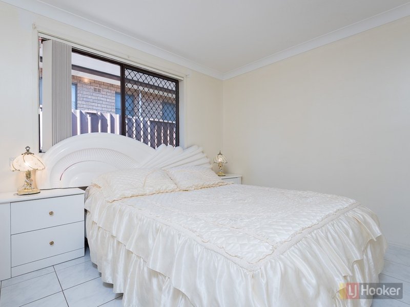 Photo - 18 Grevillea Crescent, Prestons NSW 2170 - Image 6