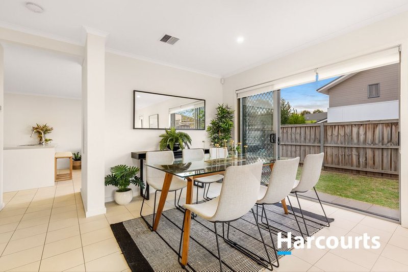 Photo - 18 Grove Way, Wantirna South VIC 3152 - Image 2