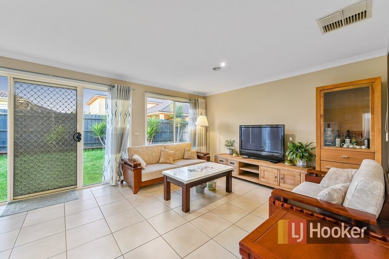 Photo - 18 Hanrahan Wynd, Lynbrook VIC 3975 - Image 4