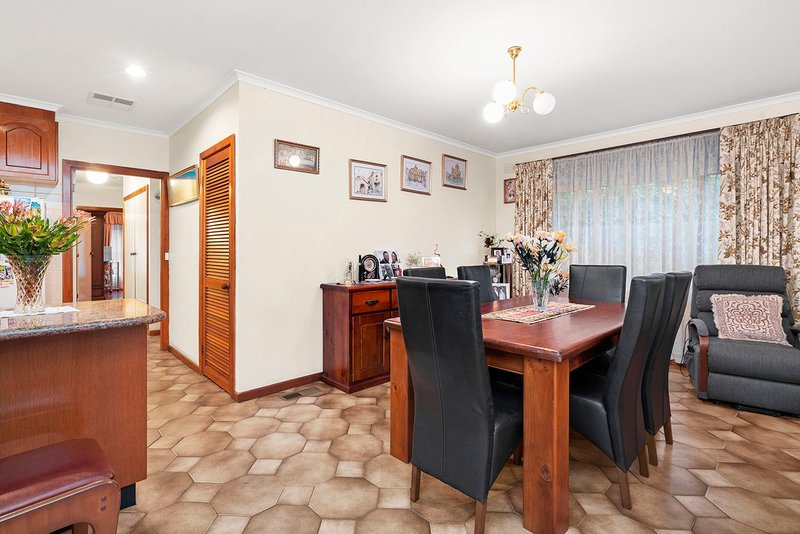 Photo - 18 Harkaway Drive, Cheltenham VIC 3192 - Image 7