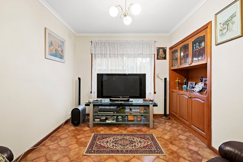 Photo - 18 Harkaway Drive, Cheltenham VIC 3192 - Image 8