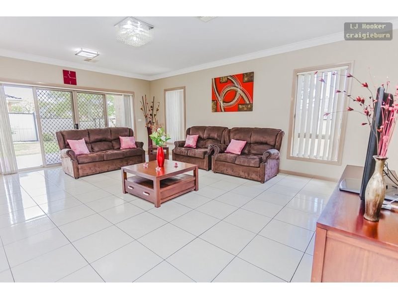 Photo - 18 Hayfield Rd , Roxburgh Park VIC 3064 - Image 5