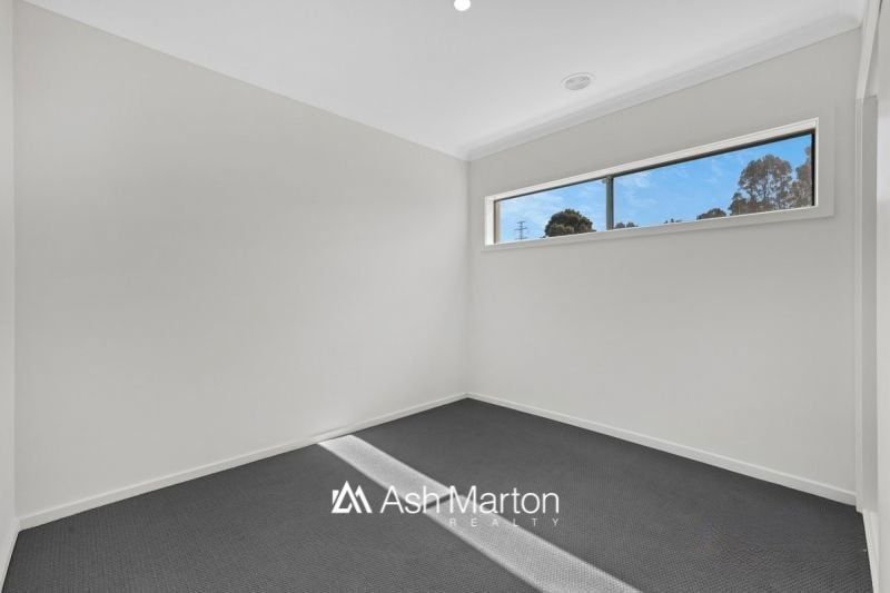 Photo - 18 Hazelmere Avenue, Cranbourne West VIC 3977 - Image 7