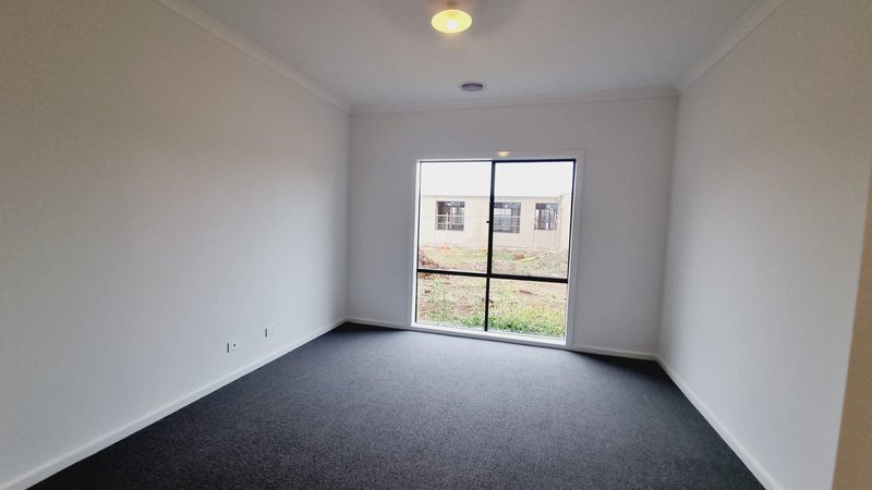 Photo - 18 Healy Drive, Truganina VIC 3029 - Image 11