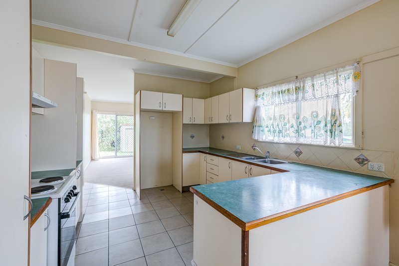 Photo - 18 Hedge Street, Strathpine QLD 4500 - Image 2