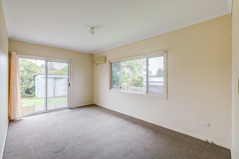 Photo - 18 Hedge Street, Strathpine QLD 4500 - Image 4