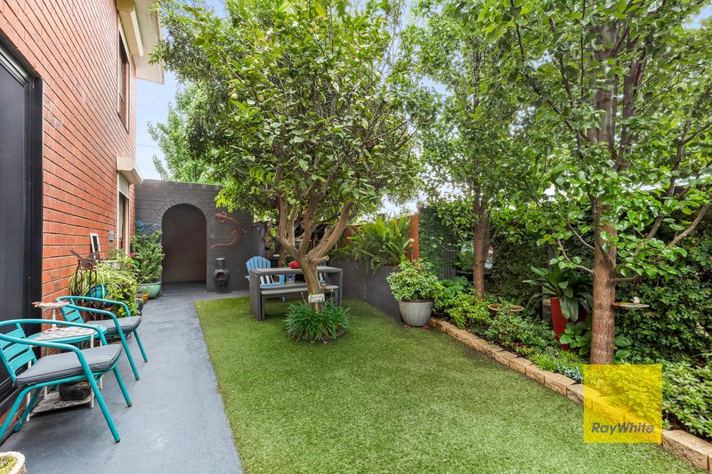 Photo - 1/8 Heytesbury Street, Herne Hill VIC 3218 - Image 7