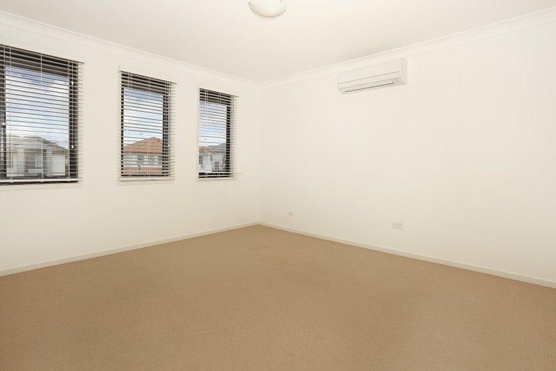 Photo - 18 Highcrest Circuit, Molendinar QLD 4214 - Image 11