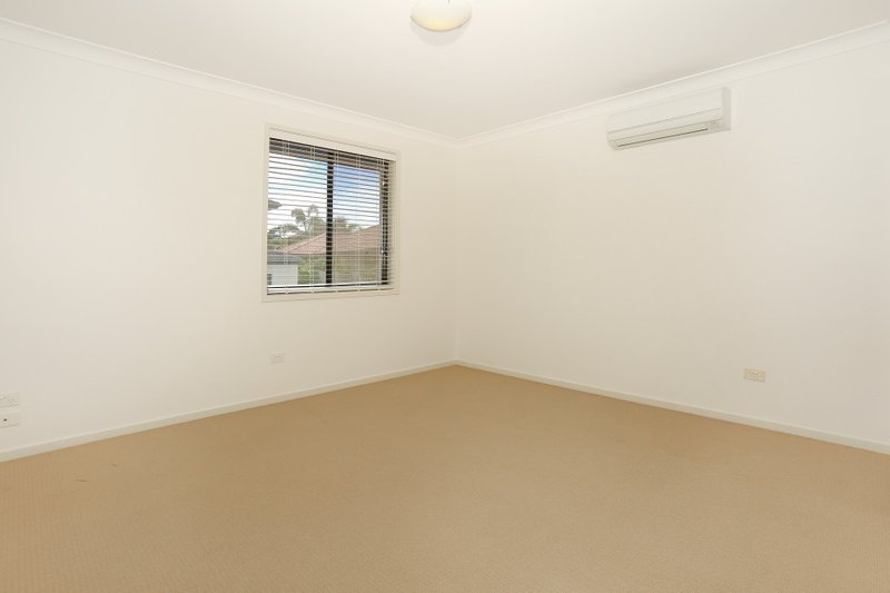 Photo - 18 Highcrest Circuit, Molendinar QLD 4214 - Image 12