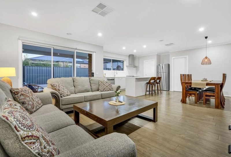 Photo - 18 Highpark Circuit, Craigieburn VIC 3064 - Image 3
