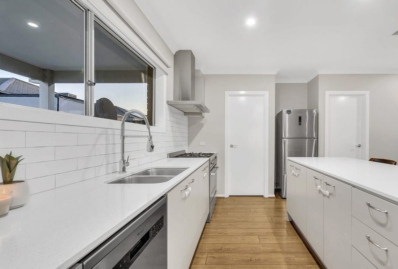 Photo - 18 Highpark Circuit, Craigieburn VIC 3064 - Image 4