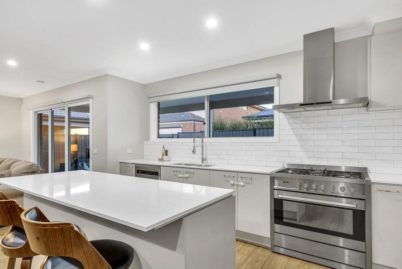 Photo - 18 Highpark Circuit, Craigieburn VIC 3064 - Image 5