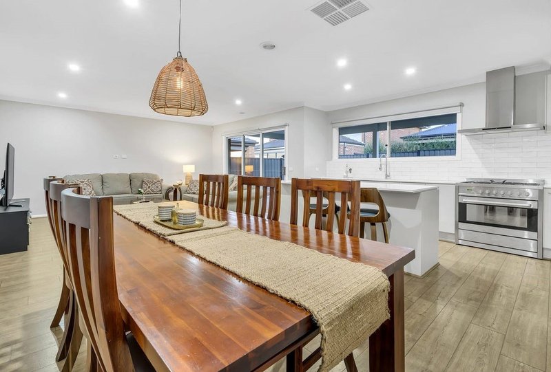 Photo - 18 Highpark Circuit, Craigieburn VIC 3064 - Image 6