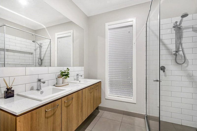 Photo - 18 Highpark Circuit, Craigieburn VIC 3064 - Image 8