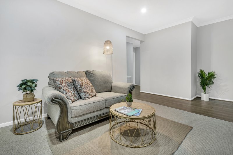 Photo - 18 Highpark Circuit, Craigieburn VIC 3064 - Image 10