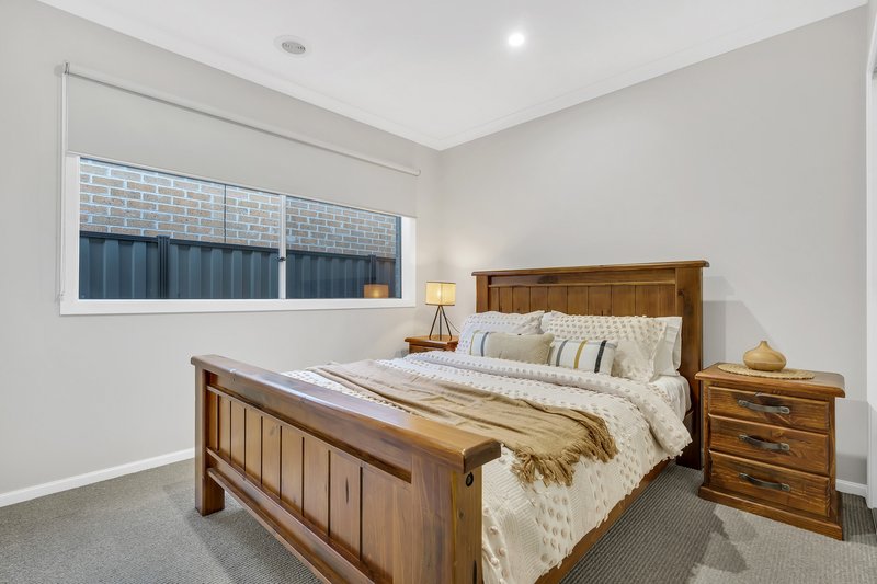 Photo - 18 Highpark Circuit, Craigieburn VIC 3064 - Image 12