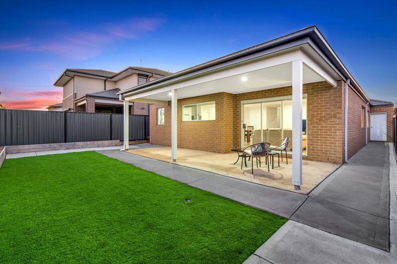 Photo - 18 Highpark Circuit, Craigieburn VIC 3064 - Image 13