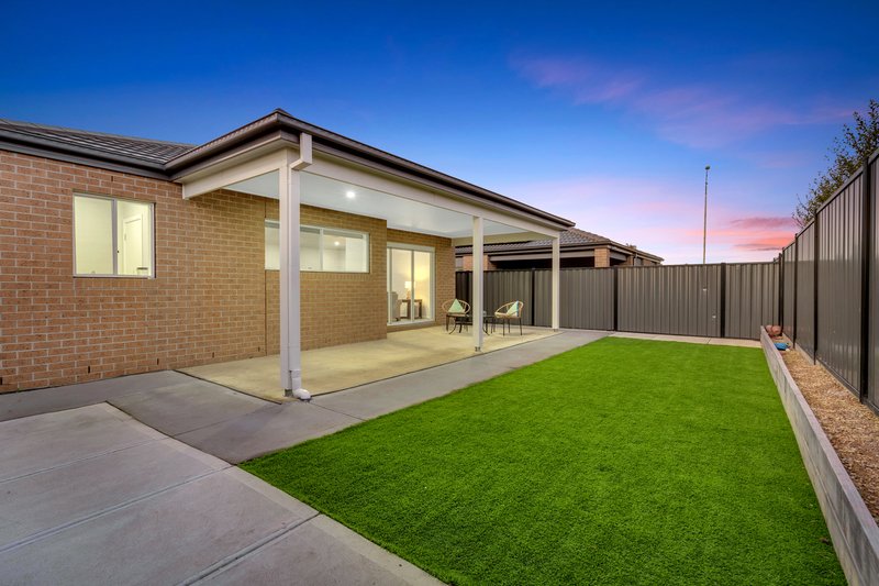 Photo - 18 Highpark Circuit, Craigieburn VIC 3064 - Image 14