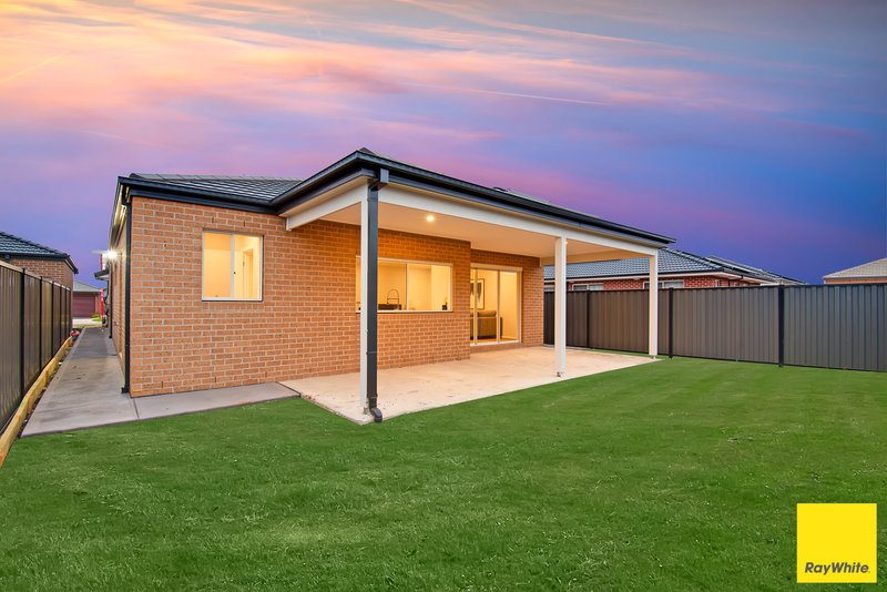 Photo - 18 Highpark Circuit, Craigieburn VIC 3064 - Image 14