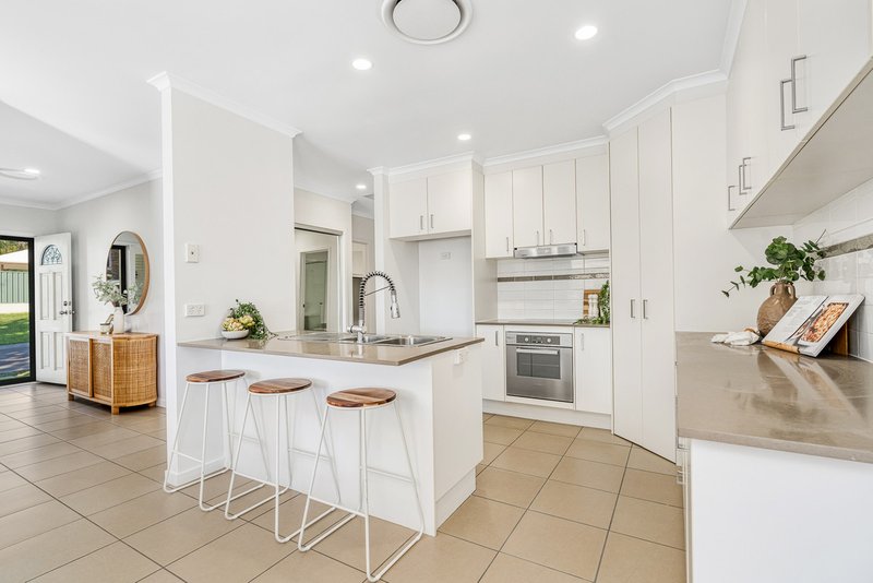 Photo - 18 Hillside Circuit, Chermside West QLD 4032 - Image 5