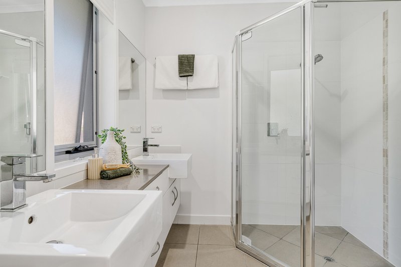 Photo - 18 Hillside Circuit, Chermside West QLD 4032 - Image 12