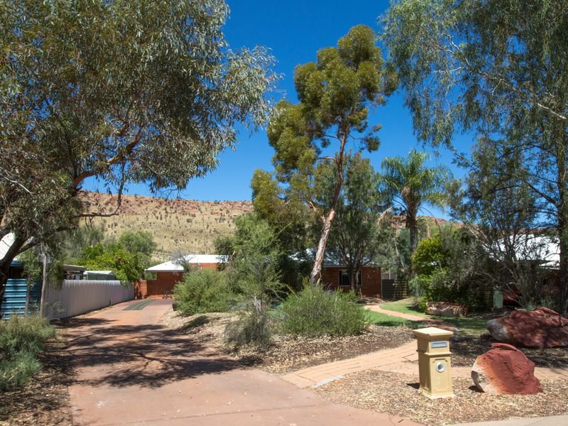 18 Hillside Gardens, Desert Springs NT 0870