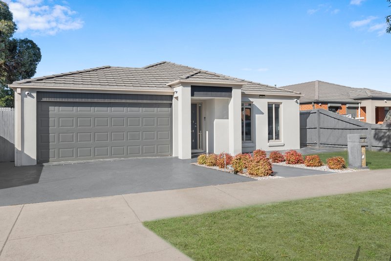 Photo - 18 Hilton Street, Craigieburn VIC 3064 - Image 2
