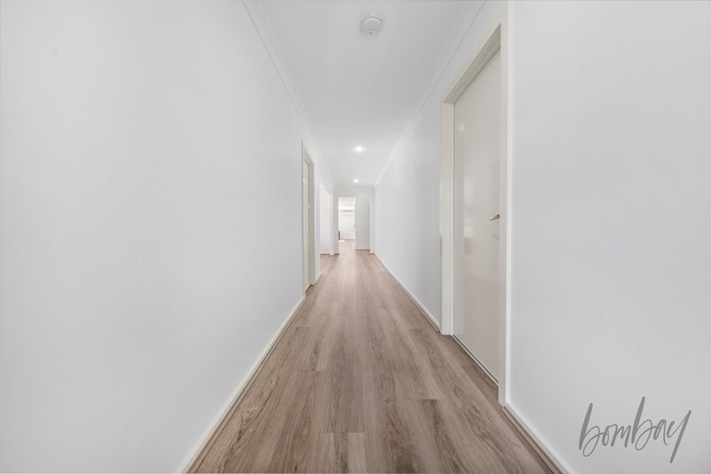 Photo - 18 Hilton Street, Craigieburn VIC 3064 - Image 3