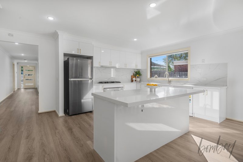 Photo - 18 Hilton Street, Craigieburn VIC 3064 - Image 5