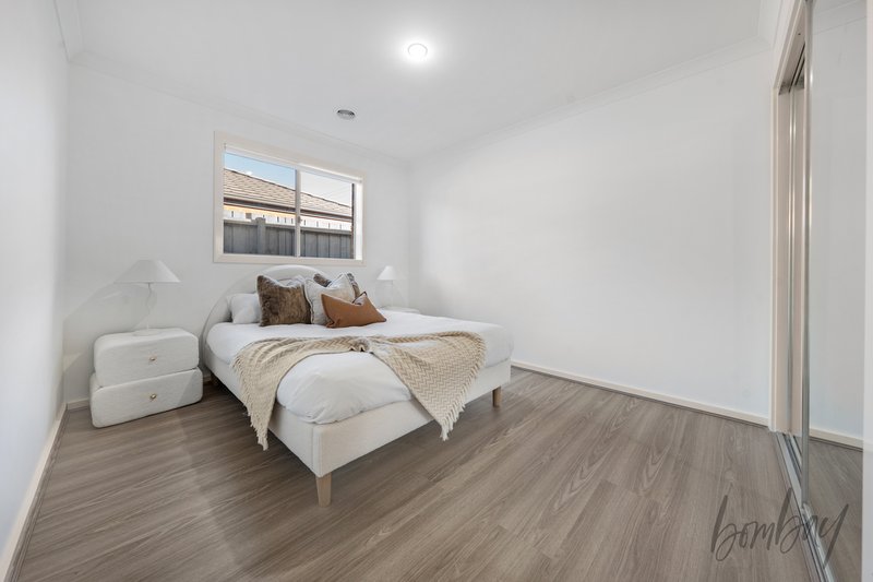 Photo - 18 Hilton Street, Craigieburn VIC 3064 - Image 12