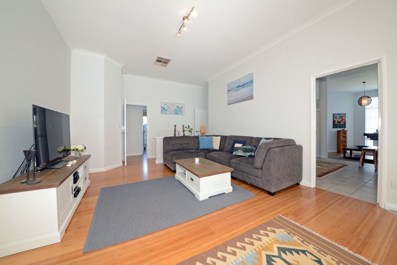 Photo - 18 Holyhead Green, Mindarie WA 6030 - Image 13