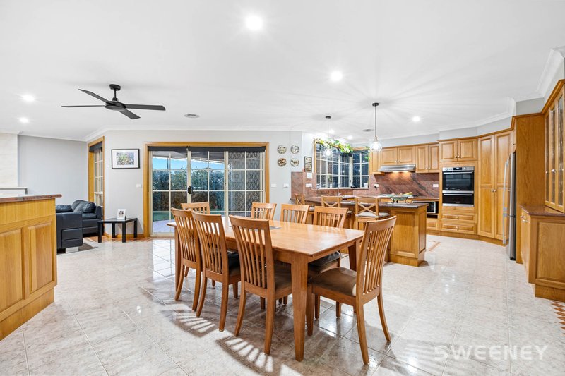 Photo - 18 Hosie Street, Altona Meadows VIC 3028 - Image 4