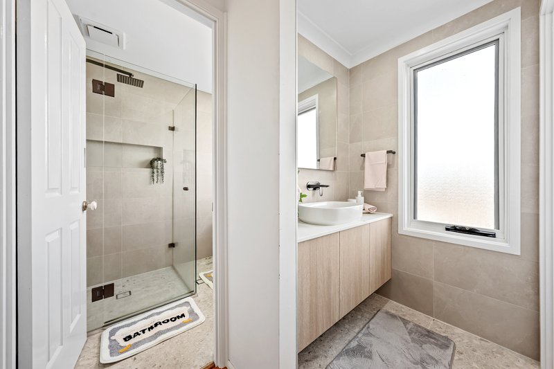 Photo - 18 Hosking Avenue, West Hoxton NSW 2171 - Image 13