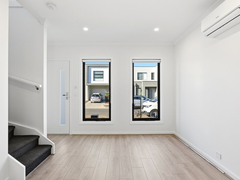 Photo - 18 Illustration Avenue, Mambourin VIC 3024 - Image 2