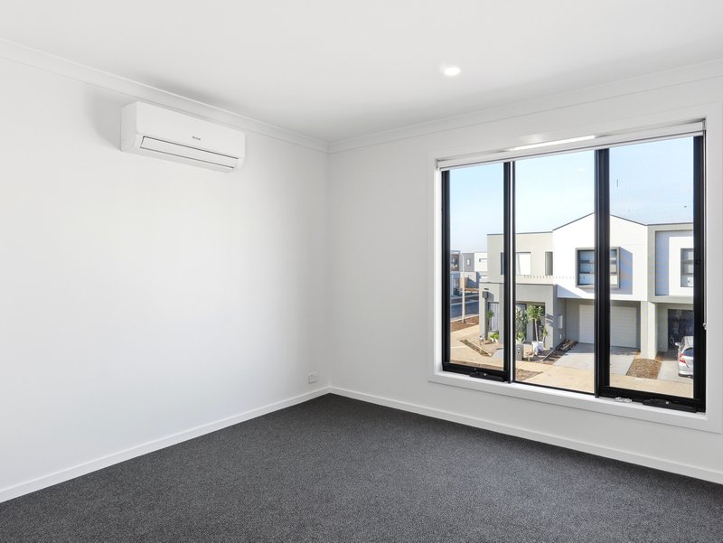 Photo - 18 Illustration Avenue, Mambourin VIC 3024 - Image 9