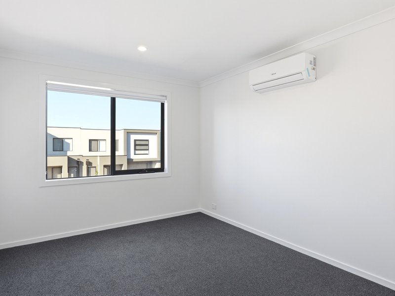 Photo - 18 Illustration Avenue, Mambourin VIC 3024 - Image 10