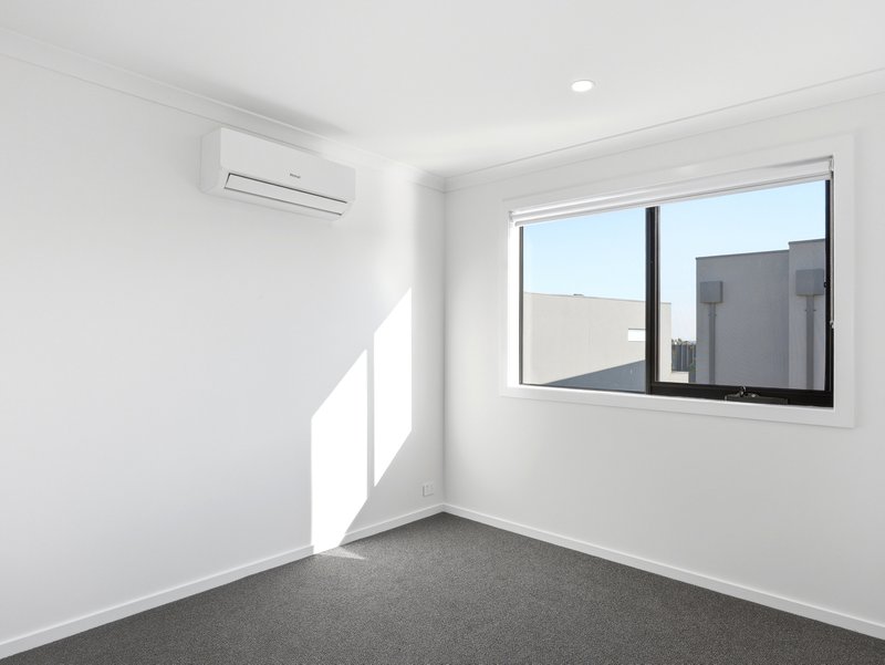 Photo - 18 Illustration Avenue, Mambourin VIC 3024 - Image 11