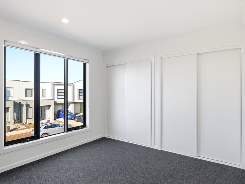 Photo - 18 Illustration Avenue, Mambourin VIC 3024 - Image 12