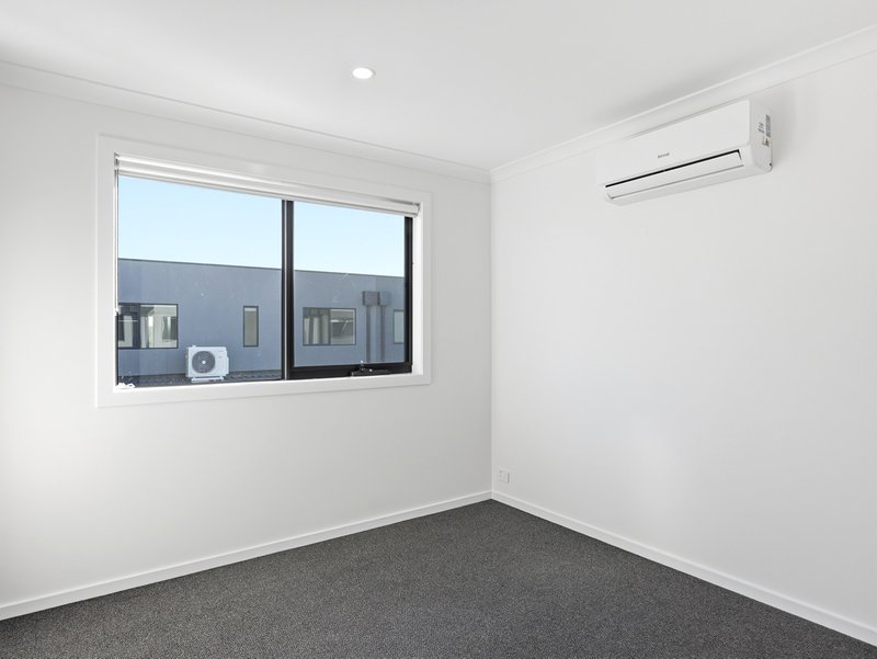 Photo - 18 Illustration Avenue, Mambourin VIC 3024 - Image 13