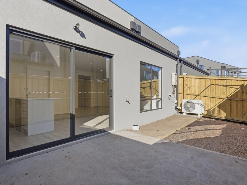 Photo - 18 Illustration Avenue, Mambourin VIC 3024 - Image 18