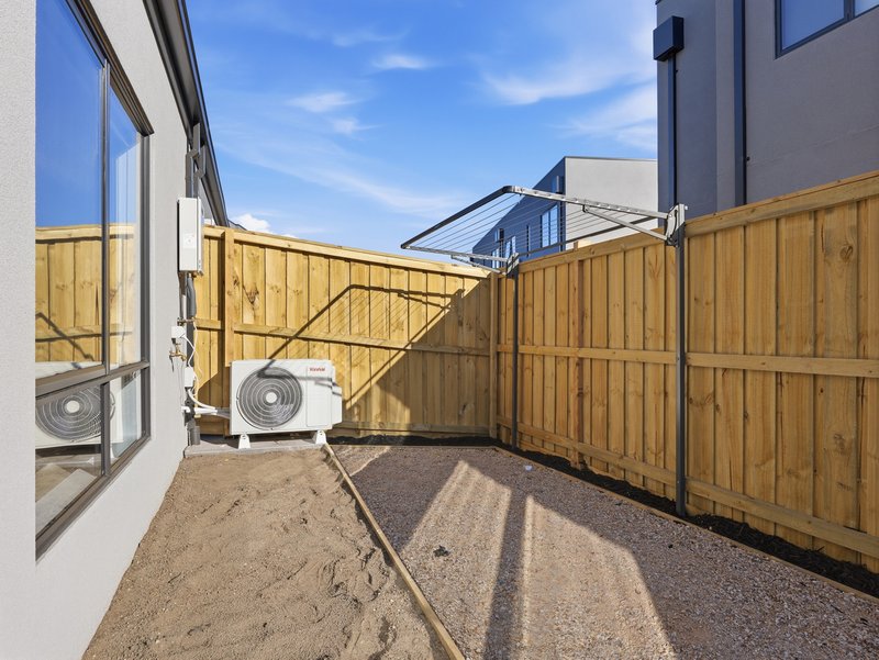 Photo - 18 Illustration Avenue, Mambourin VIC 3024 - Image 19