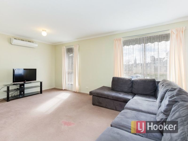 Photo - 18 Ivan Crescent, Hampton Park VIC 3976 - Image 3