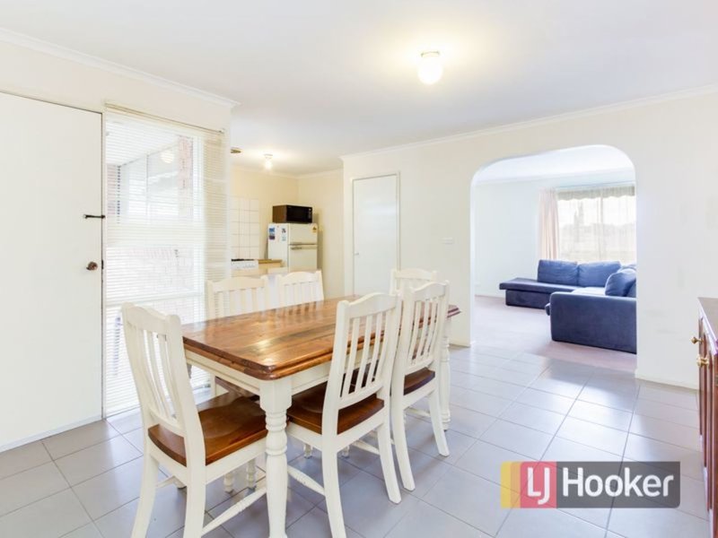 Photo - 18 Ivan Crescent, Hampton Park VIC 3976 - Image 6