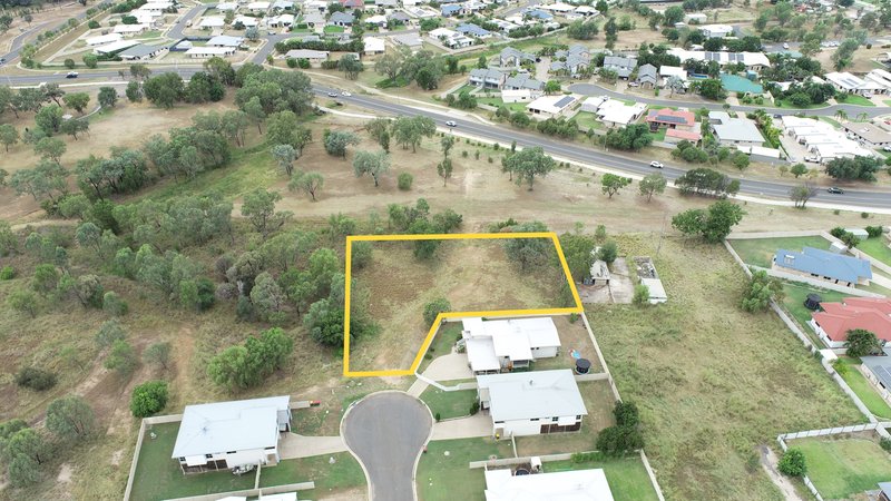 Photo - 18 Ivers Place, Emerald QLD 4720 - Image 1