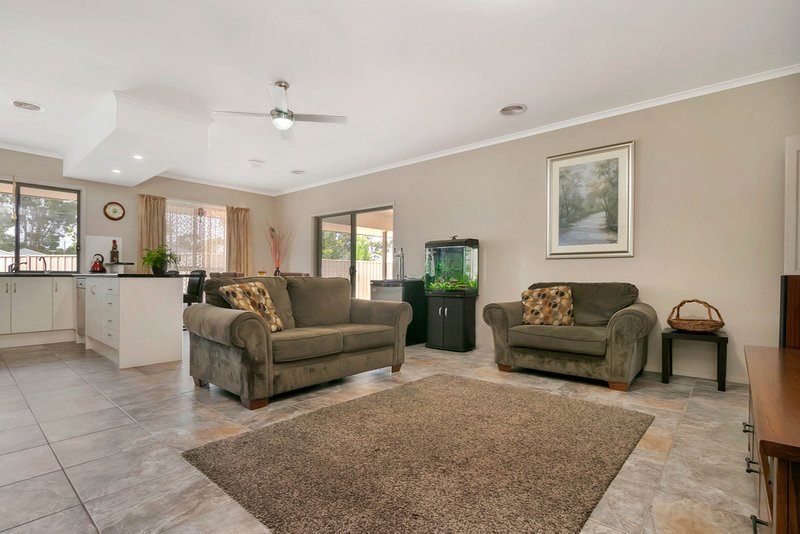 Photo - 18 Jaensch Crescent, Nuriootpa SA 5355 - Image 6