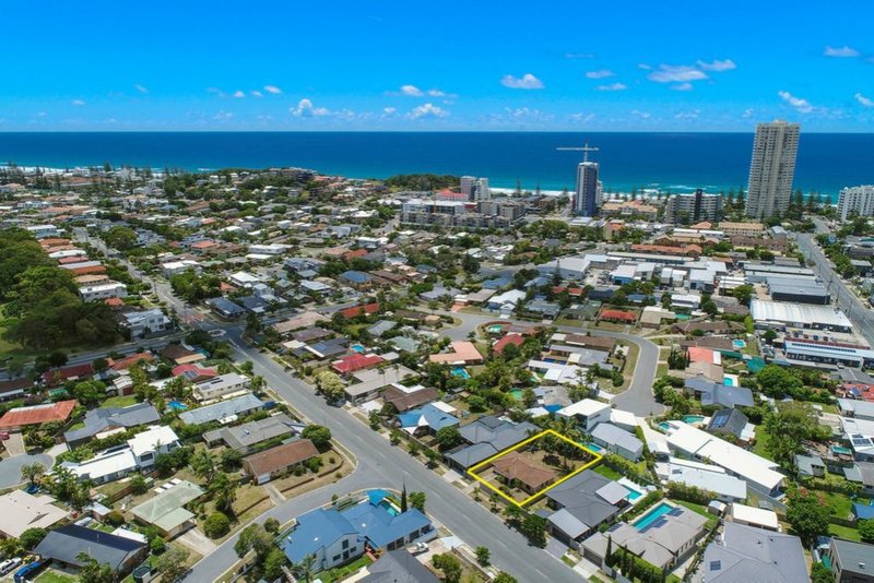 Photo - 18 Joan St , Burleigh Waters QLD 4220 - Image