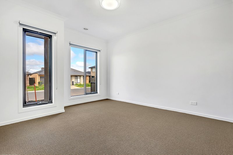 Photo - 18 Kangaroo Road, Craigieburn VIC 3064 - Image 11