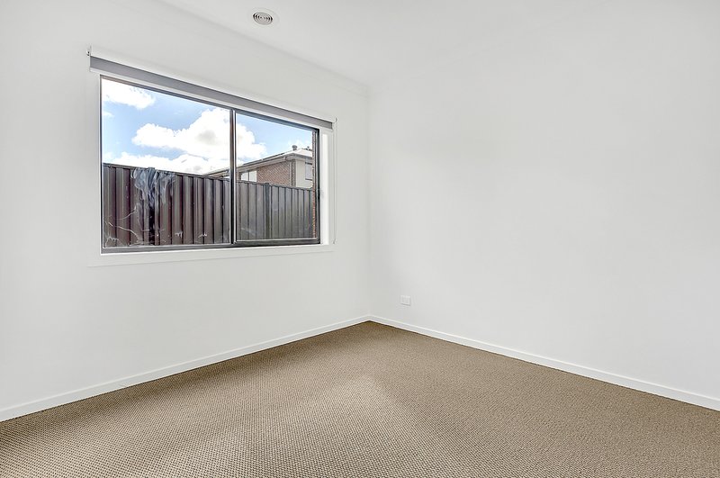 Photo - 18 Kangaroo Road, Craigieburn VIC 3064 - Image 15