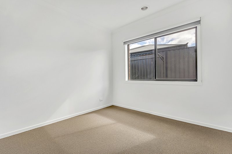 Photo - 18 Kangaroo Road, Craigieburn VIC 3064 - Image 16