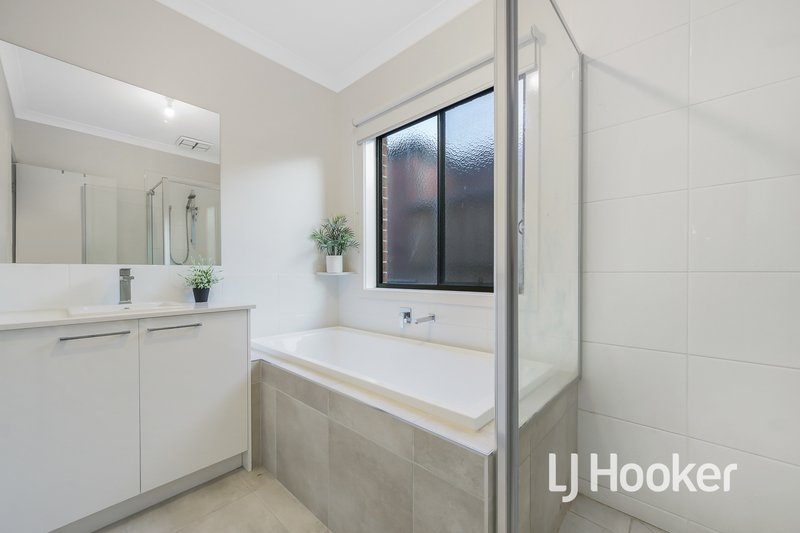 Photo - 18 Kate Avenue, Hampton Park VIC 3976 - Image 12